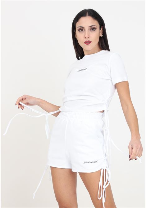 T-shirt da donna bianca a mezza manica con arricciature HINNOMINATE | HMABW00146-PTTS0043BI01