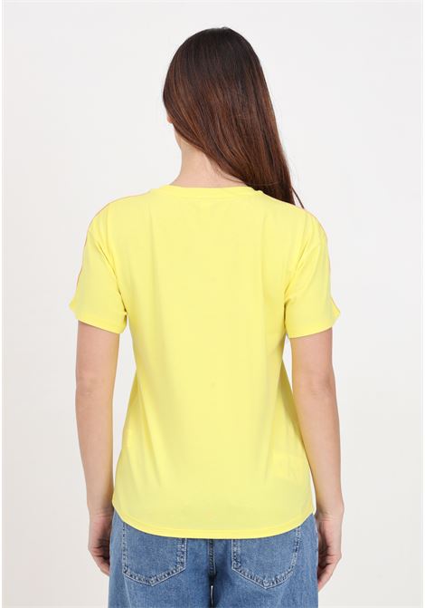 T-shirt donna gialla con nastro logato con riga rosa e logo in gomma MOSCHINO | A070444060022